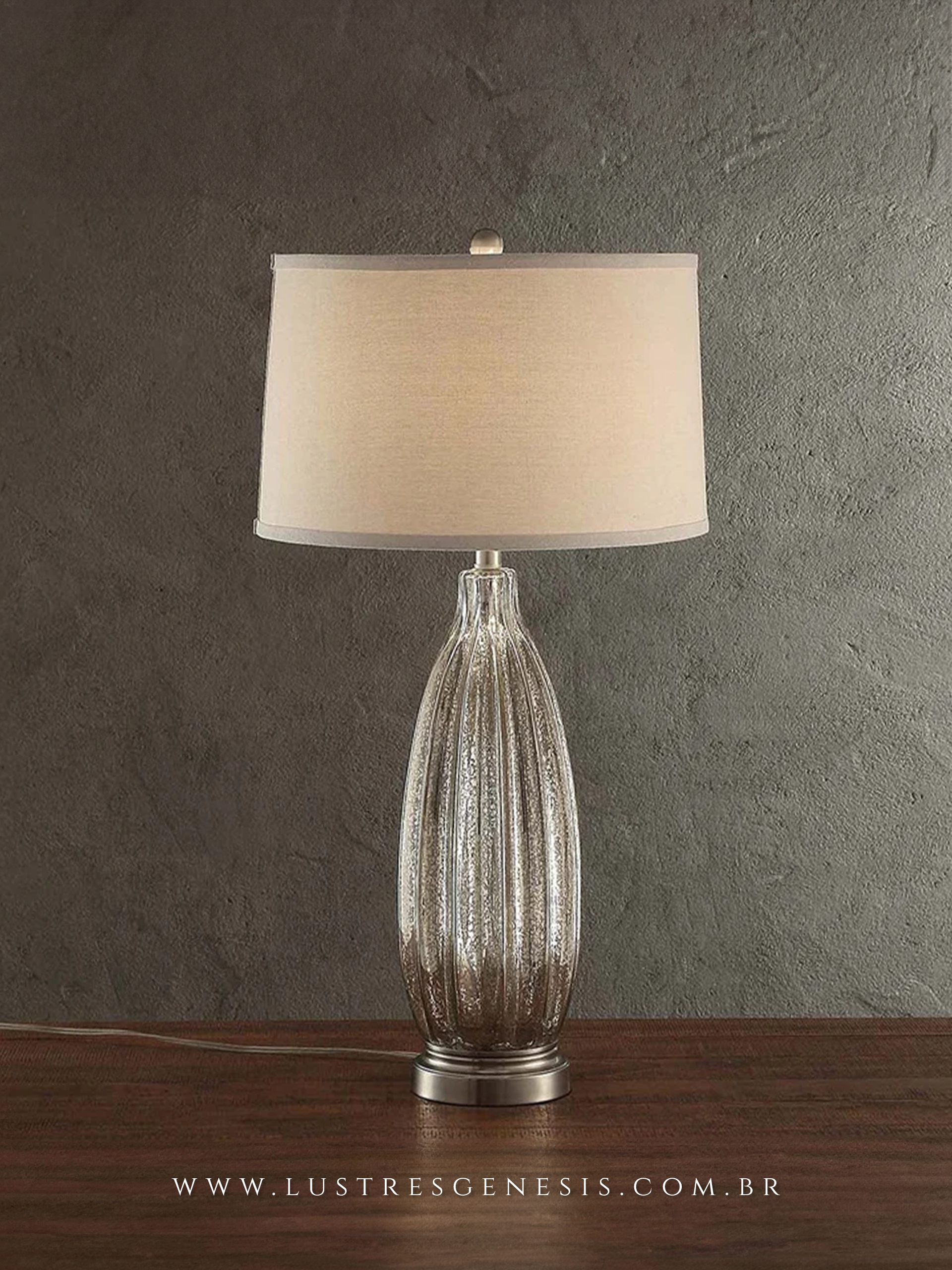 Abajur Tarin com base de vidro texturizado e cúpula branca, ideal para quartos e escritórios, da marca Lux Lustres.